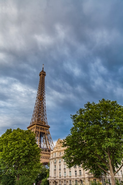 A torre eiffel, em paris, frança