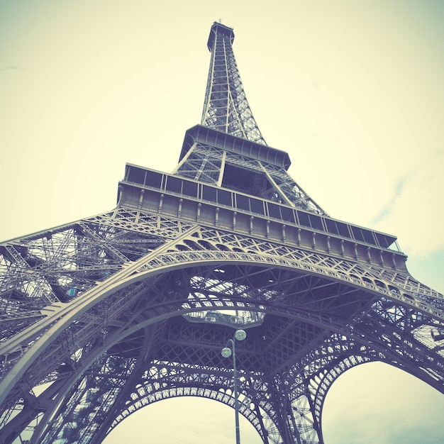 A Torre Eiffel em Paris. Imagem tonificada de estilo retro
