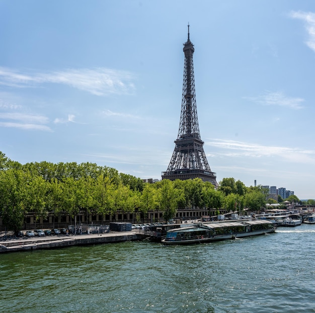 A Torre Eiffel nas margens do rio Sena com cruzeiros turísticos a principal atração de Paris França