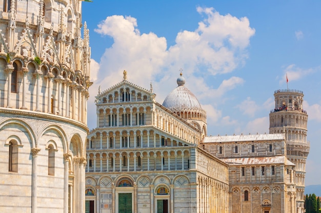 A torre inclinada, cidade de pisa, paisagem urbana do horizonte da cidade de pisa da itália. atração turística famosa