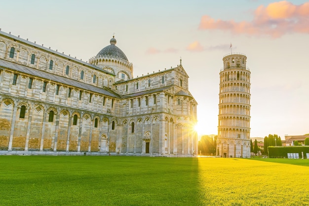 A Torre Inclinada em Pisa Itália com belo nascer do sol