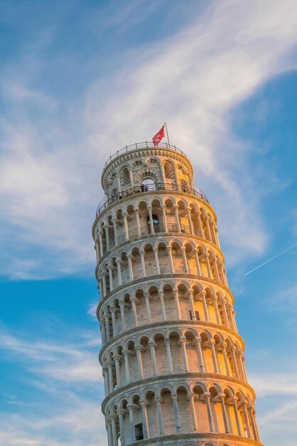 A Torre Inclinada em um dia ensolarado em Pisa, Itália