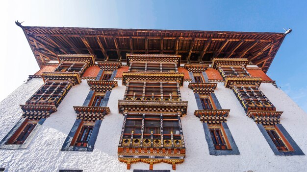 Foto a torre principal para a oração com janela de arte asiática e telhado em paro dzong