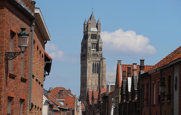 A torre SaintSalvator Cathedral e antigos telhados de Bruges e em um dia ensolarado Bélgica