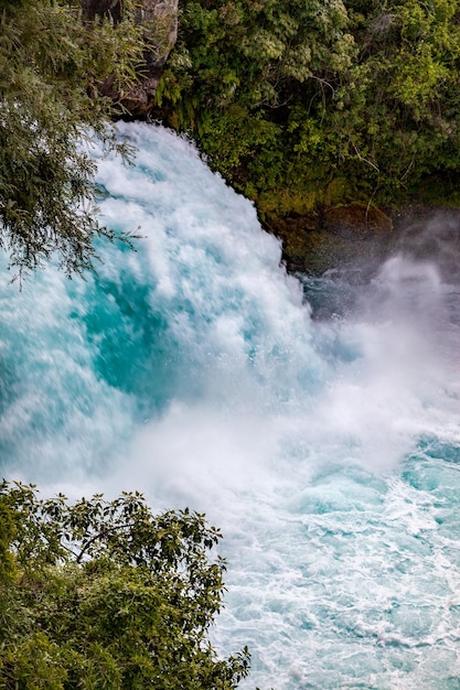 A torrente violenta que é Huka Falls, na Nova Zelândia