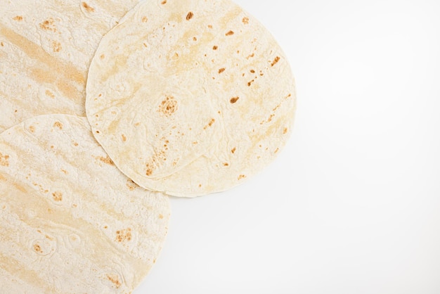 A tortilla de trigo simples mexicana envolve o espaço da cópia de fundo branco