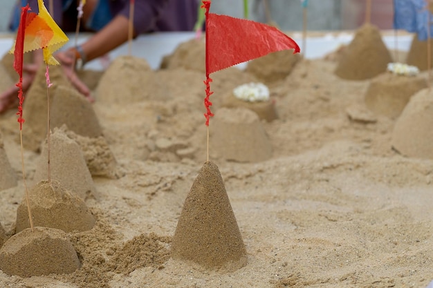 A tradição de construir um pagode de areia no dia de Songkran da Tailândia