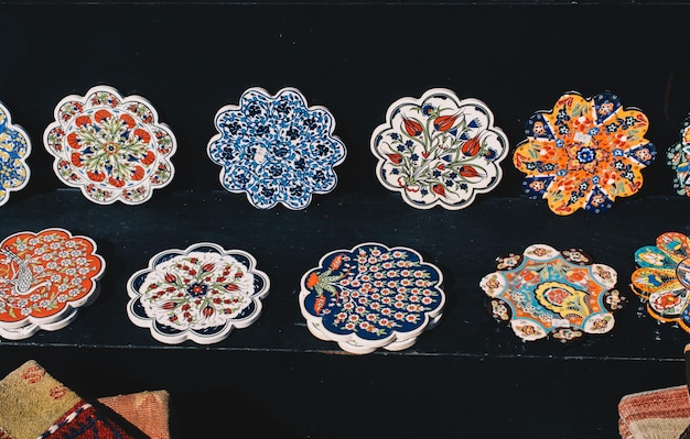 A tradicional coleção de talheres de souvenirs de estilo turco otomano no bazar
