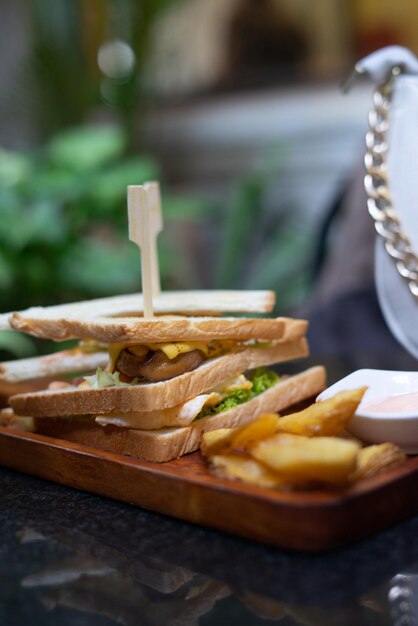 Foto a tray of sandwiches with a toothpick sticking out of it