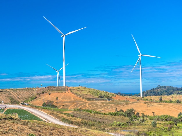 A turbina eólica da eletricidade gera bonde com o céu azul no fundo.