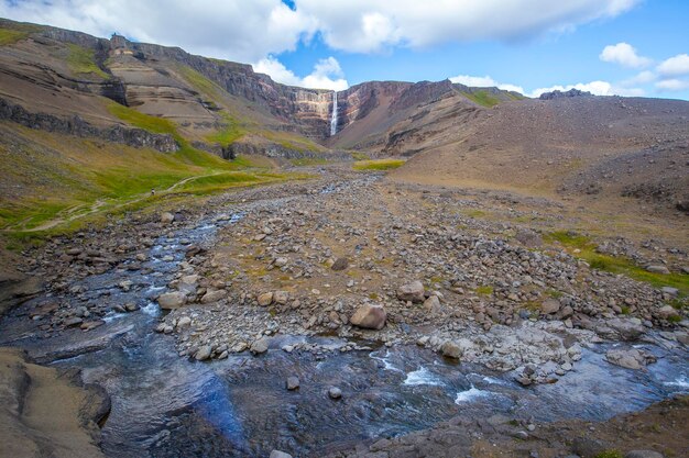 A última cachoeira que desce de Hengifoss na Islândia de cima