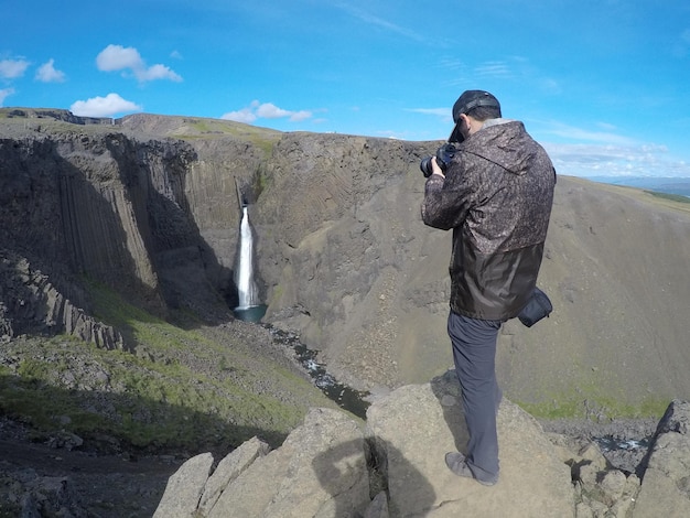 A última cachoeira que desce de hengifoss na islândia de cima