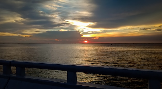 A última luz refletida no vasto mar.