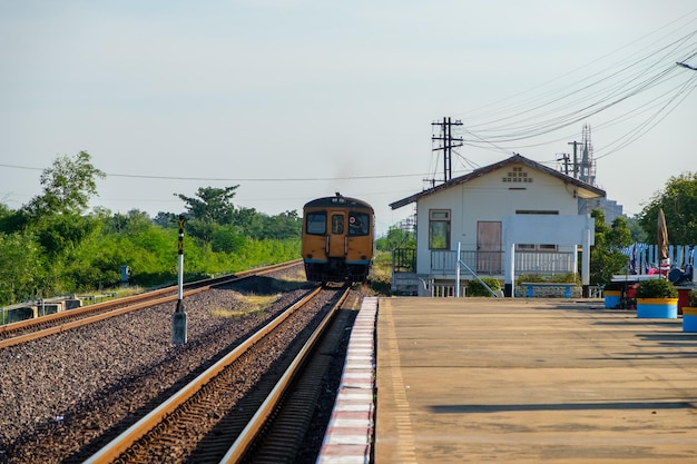 Foto a unidade diesel múltipla está a partir da estação local.