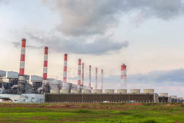 A usina está produzindo eletricidade para uso público.