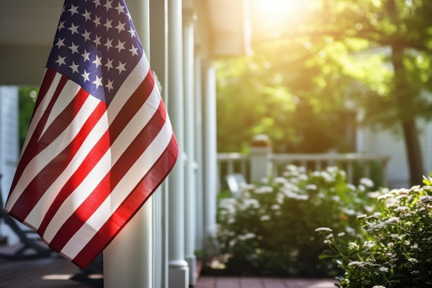 A varanda da casa com a bandeira dos EUA na frente exala senso de patriotismo e orgulho