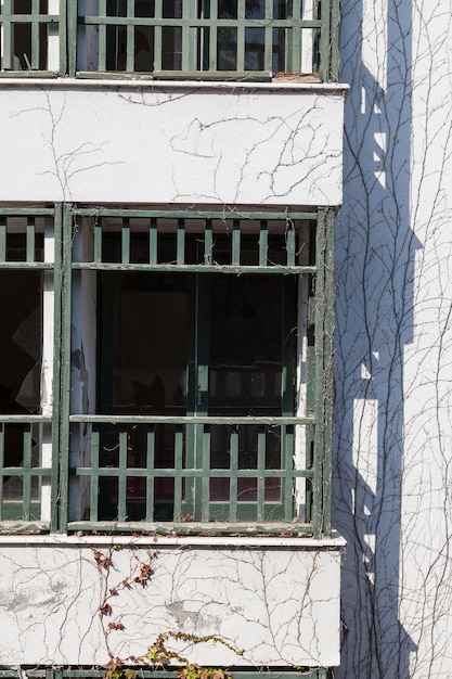A varanda de um antigo e abandonado edifício branco na Turquia