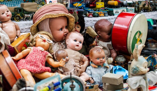 Foto a variedade de objetos do mercado de antiguidades