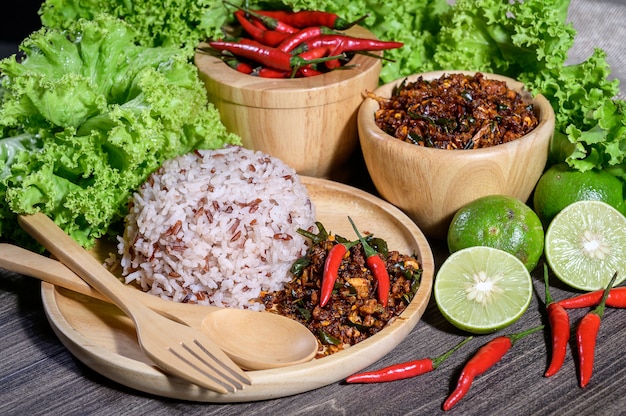 A variedade de pasta de pimentão, comida tradicional tailandesa, saudável e dieta, quente e picante