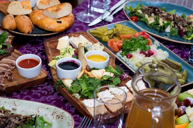 A variedade de pratos diferentes na mesa Banco de restaurante