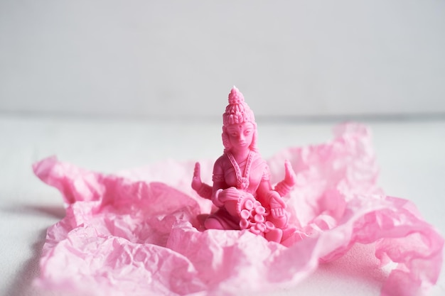 Foto a vela com a deusa lakshmi é rosa feminilidade e fertilidade meditação e budismo