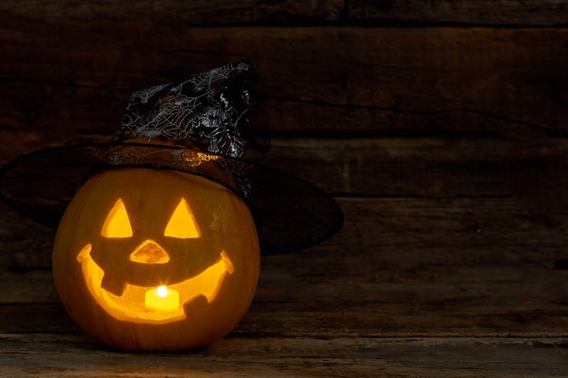 A vela dentro do jack-o-lantern.