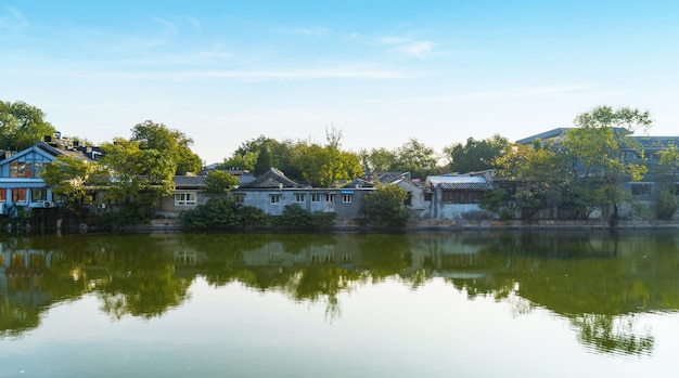 A velha casa à beira do lago em Pequim, China