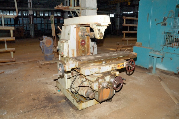 A velha máquina-ferramenta para usinagem de metais na fábrica deserta.