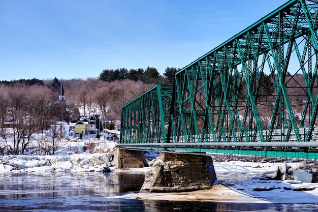 Foto a velha ponte de aço que atravessa o rio st. francis em richmond, canadá.