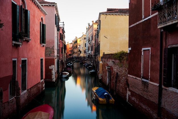 A velha ponte feita com madeira no canal típico de Veneza