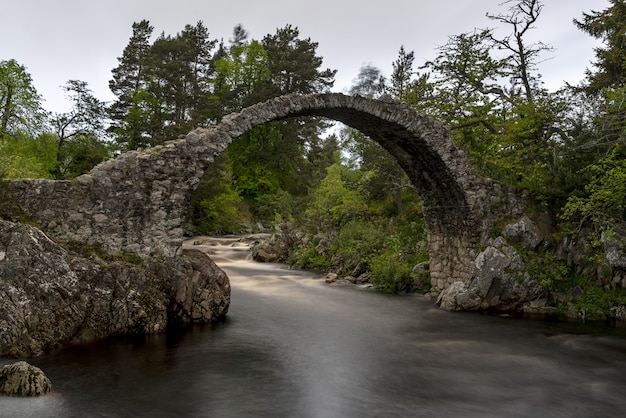 A velha ponte para cavalos de carga em Carrbridge, no Parque Nacional Cairngorms, é a mais antiga ponte de pedra sobre o rio Dulnain nas Terras Altas, na Escócia