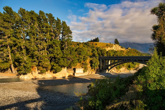 A velha ponte que atravessa o rio que atravessa o desfiladeiro de Rakaia