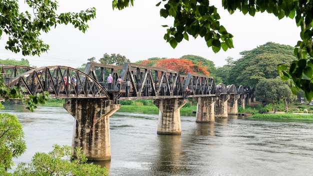 Foto a velha ponte sobre o rio kwai yai é uma atração histórica durante a 2ª guerra mundial, famosa na província de kanchanaburi, na tailândia, tela widescreen 16: 9