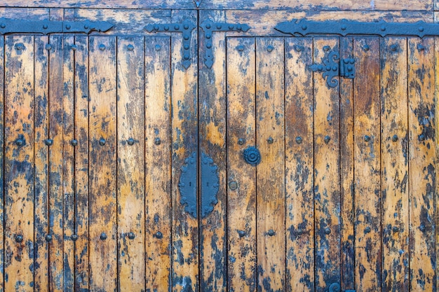 A velha porta de madeira antiga