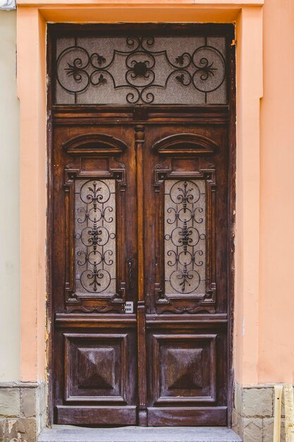 A velha porta de madeira no antigo pátio da cidade