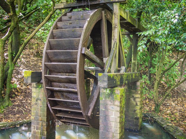 Foto a velha roda de água de madeira