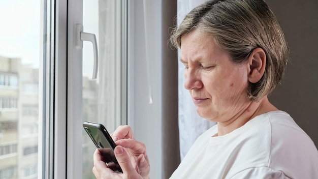 A velha rola pelas páginas da web no smartphone preto