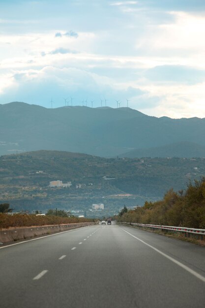 A velocidade da Grécia forma belas montanhas de paisagem ao fundo