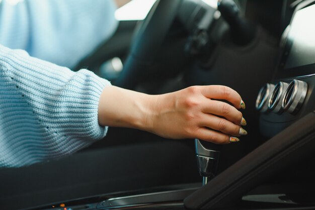 A velocidade da mão da mulher muda no veículo enquanto dirige