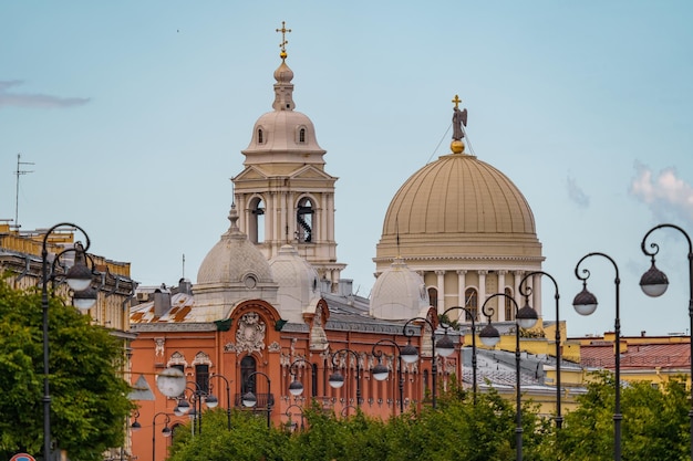 A Veneza russa a Igreja do Santo Grande Mártir Catarina em postes de iluminação Makarov Embankment