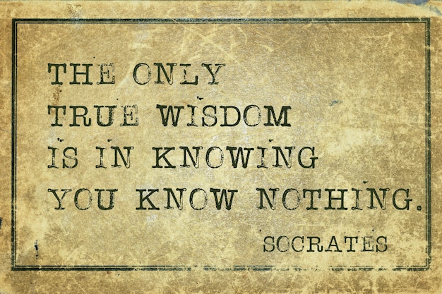 A verdadeira sabedoria é saber que você não sabe nada - citação do filósofo grego antigo Sócrates impressa em papelão grunge vintage