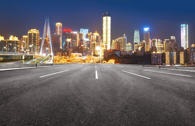 A via expressa e a skyline moderna da cidade estão em chongqing, china.