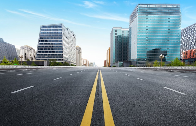 A via expressa e o horizonte da cidade moderna