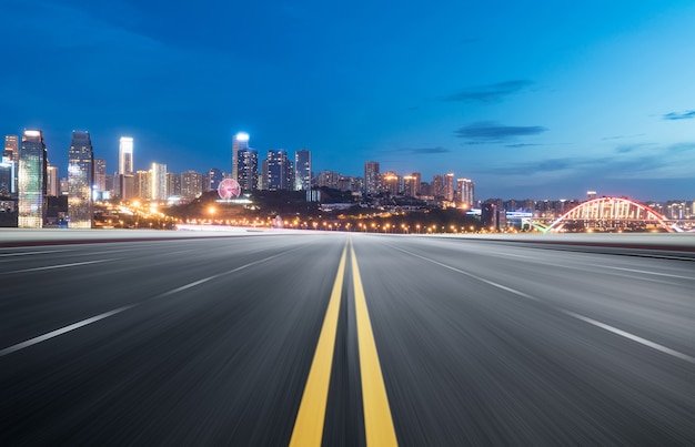 Foto a via expressa e o horizonte da cidade moderna