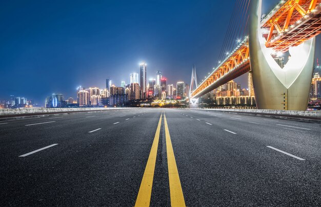 Foto a via expressa e o horizonte da cidade moderna