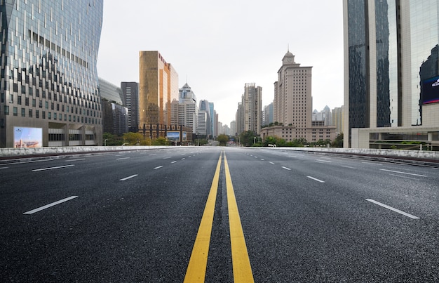 Foto a via expressa e o horizonte da cidade moderna