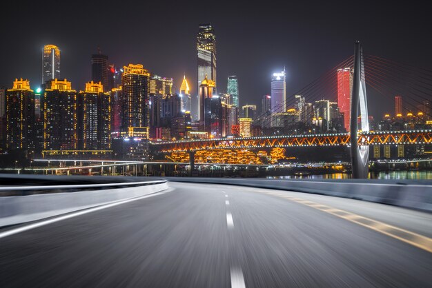 A via expressa e o horizonte moderno da cidade ficam em Chongqing, na China.