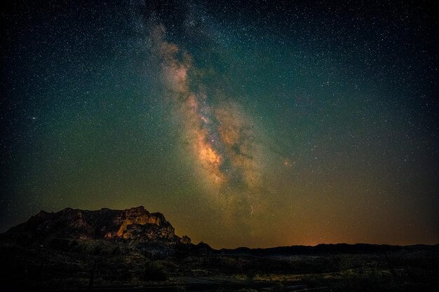 A Via Láctea brilha intensamente acima do Boyce Thompson Arboretum, a cerca de 45 minutos de Phoenix, Arizona.