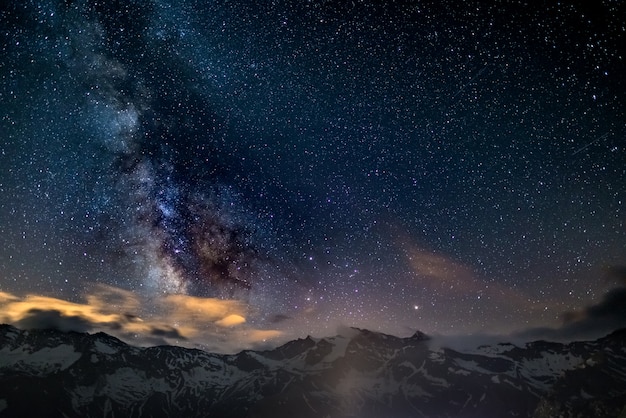 A Via Láctea e o céu estrelado capturado em alta altitude no verão nos Alpes italianos