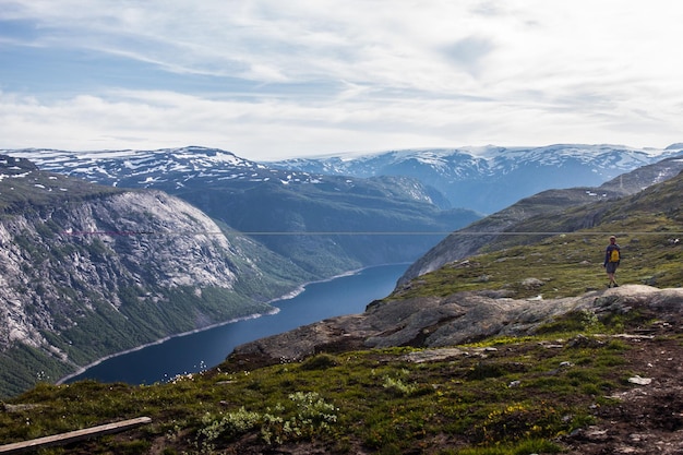 A viagem de verão de Trolltunga A língua dos Trolls em Odda Ringedalsvatnet lago Noruega em um dia de verão ensolarado